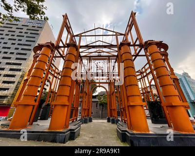 Rotterdam, Niederlande - 10. Oktober 2021: Rekonstruktion des Delftsche Poort, durchgeführt 1995 durch Cor Kraat. Stockfoto