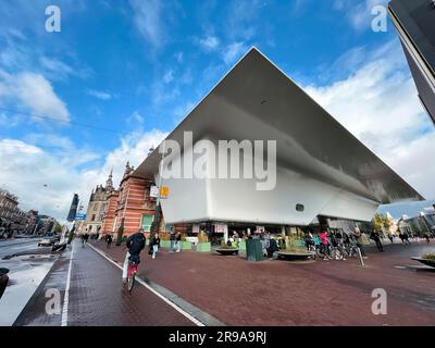 Amsterdam, Niederlande - 12. Oktober 2021: Stedelijk Museum Amsterdam oder das Municipal Museum Amsterdam ist ein Museum für moderne Kunst, zeitgenössische A. Stockfoto
