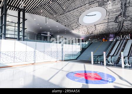 Delft, Niederlande - 9. Oktober 2021: Innenansicht vom Hauptbahnhof Delft. Das moderne und geräumige Gebäude ist der wichtigste Verkehrsknotenpunkt von Del Stockfoto