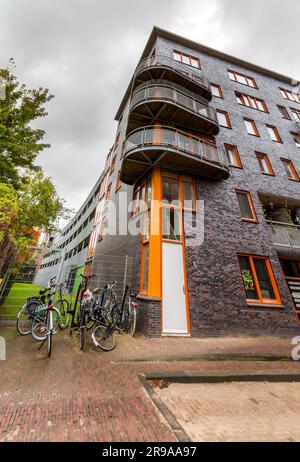 Haarlem, Niederlande - 13. Oktober 2021: Blick auf die Straße und allgemeine Architektur in Haarlem mit typisch holländischen Gebäuden. Stockfoto