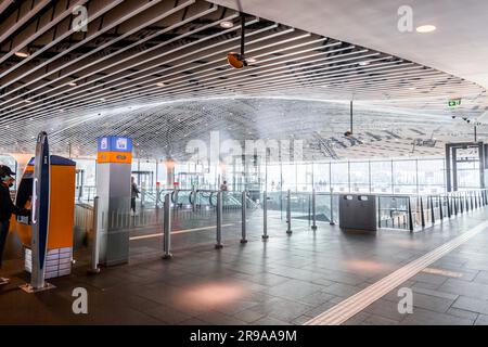 Delft, Niederlande - 9. Oktober 2021: Innenansicht vom Hauptbahnhof Delft. Das moderne und geräumige Gebäude ist der wichtigste Verkehrsknotenpunkt von Del Stockfoto