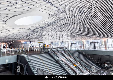 Delft, Niederlande - 9. Oktober 2021: Innenansicht vom Hauptbahnhof Delft. Das moderne und geräumige Gebäude ist der wichtigste Verkehrsknotenpunkt von Del Stockfoto