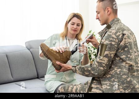 Porträt eines Militärveteranen, der prothetische Beine fixiert und Armeeuniform trägt, Platz kopieren Stockfoto