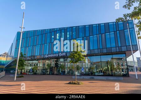 Delft, NL - 9. Oktober 2021: Züge und Eisenbahnen am Delft Hauptbahnhof. Delft ist eine kleine Stadt zwischen Rotterdam und Den Haag, Niederlande. Stockfoto