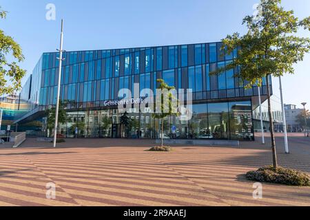 Delft, NL - 9. Oktober 2021: Züge und Eisenbahnen am Delft Hauptbahnhof. Delft ist eine kleine Stadt zwischen Rotterdam und Den Haag, Niederlande. Stockfoto