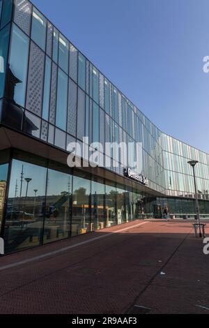 Delft, NL - 9. Oktober 2021: Züge und Eisenbahnen am Delft Hauptbahnhof. Delft ist eine kleine Stadt zwischen Rotterdam und Den Haag, Niederlande. Stockfoto