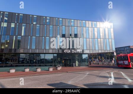 Delft, NL - 9. Oktober 2021: Züge und Eisenbahnen am Delft Hauptbahnhof. Delft ist eine kleine Stadt zwischen Rotterdam und Den Haag, Niederlande. Stockfoto