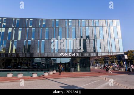 Delft, NL - 9. Oktober 2021: Züge und Eisenbahnen am Delft Hauptbahnhof. Delft ist eine kleine Stadt zwischen Rotterdam und Den Haag, Niederlande. Stockfoto