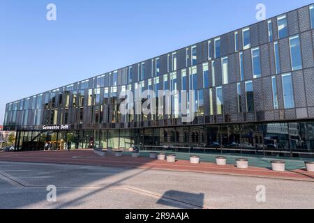 Delft, NL - 9. Oktober 2021: Züge und Eisenbahnen am Delft Hauptbahnhof. Delft ist eine kleine Stadt zwischen Rotterdam und Den Haag, Niederlande. Stockfoto