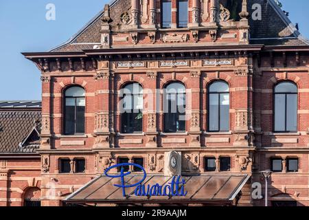 Delft, Niederlande, 9. Oktober 2021: Der alte Bahnhof von Delft, das heutige Restaurant Pavarotti neben dem neuen Bahnhof und dem Rathaus von Delft, Th Stockfoto