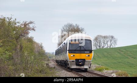 2 Chiltern Railways Klasse 165 Turbo-Züge fahren durch die Landschaft von Buckinghamshire Stockfoto