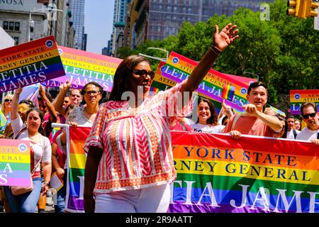 New York, New York, USA. 25. Juni 2023. NY Attorney General Letitia James ist am 25. Juni 2023 bei der New York City Pride Parade 54. Kredit: Katie Godowski/Media Punch/Alamy Live News Stockfoto