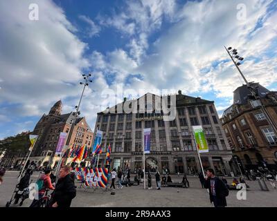Amsterdam, NL - 10. Okt. 2021: Madame Tussauds Amsterdam ist ein Wachsmuseum im Zentrum der Stadt am Damplein, in der Nähe des Königspalastes von AMS Stockfoto