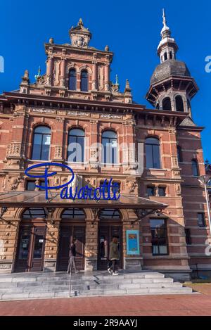 Delft, Niederlande, 9. Oktober 2021: Der alte Bahnhof von Delft, das heutige Restaurant Pavarotti neben dem neuen Bahnhof und dem Rathaus von Delft, Th Stockfoto