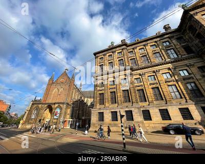 Amsterdam, NL - 10. Okt 2021: Die Nieuwe Kerk ist eine Kirche aus dem 15. Jahrhundert am Damplein, Amsterdam. Das Gebäude wird jetzt als Ausstellung und genutzt Stockfoto