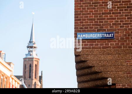 Utrecht, NL - 9. Okt 2021: Blick auf die Straße und traditionelle holländische Gebäude im historischen Zentrum von Utrecht. Zeichen der Hamburger Straße. Stockfoto