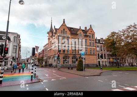 Haarlem, Niederlande - 13. Oktober 2021: Blick auf die Straße und allgemeine Architektur in Haarlem mit typisch holländischen Gebäuden. Stockfoto