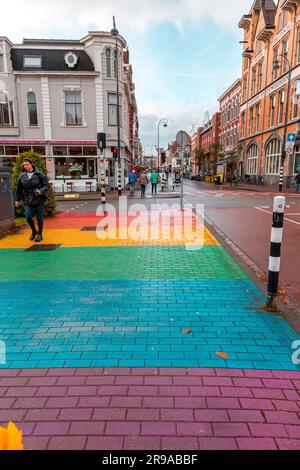 Haarlem, Niederlande - 13. Oktober 2021: Blick auf die Straße und allgemeine Architektur in Haarlem mit typisch holländischen Gebäuden. Stockfoto