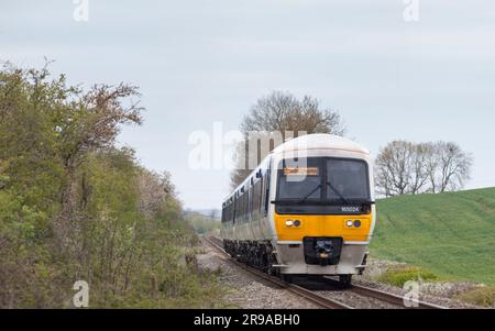 2 Chiltern Railways Klasse 165 Turbo-Züge fahren durch die Landschaft von Buckinghamshire Stockfoto