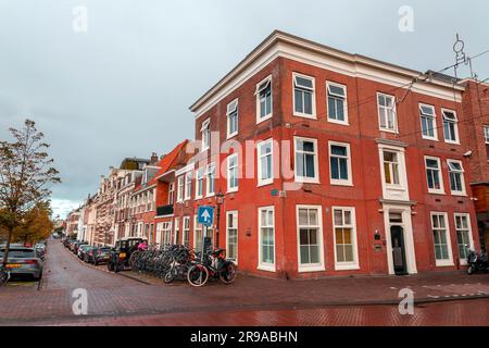 Haarlem, Niederlande - 13. Oktober 2021: Blick auf die Straße und allgemeine Architektur in Haarlem mit typisch holländischen Gebäuden. Stockfoto