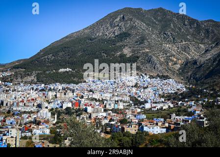 Am Eingang zu Chefchaouen, Marokko, bietet ein Aussichtspunkt einen großartigen Blick auf die Blaue Stadt, die 1471 im Riff-Gebirge gegründet wurde Stockfoto