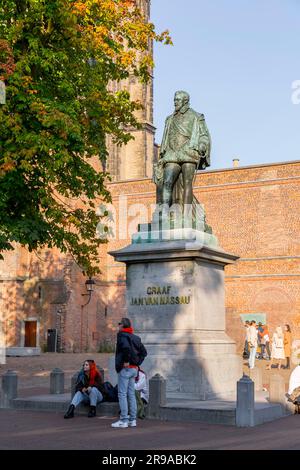 Utrecht, NL - 9. Okt 2021: Statue von Graaf Jan van Nassau am Janskerkhof, St. John Square in Utrecht, Niederlande. Stockfoto