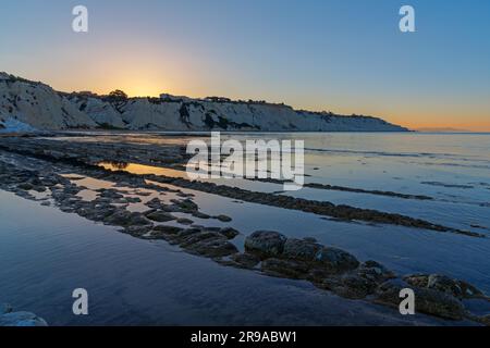 Die Scala dei Turchi in Sizilien, Italien, kurz vor Sonnenaufgang Stockfoto