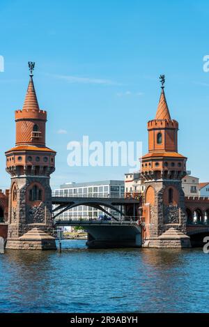 Die Türme der Oberbaumbrücke über der Spree in Berlin Stockfoto