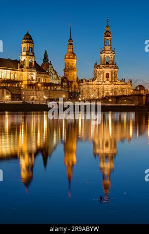 Die Türme von Dresden spiegelten sich in der Dämmerung in der Elbe wider Stockfoto