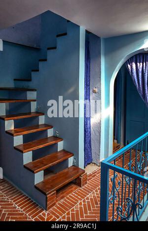 Eine ungewöhnliche Treppe ohne Geländer führt zur Dachterrasse des Riad Nerja in Chefchaouen, der blauen Stadt, Marokko Stockfoto