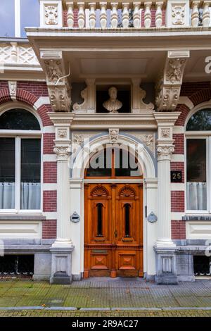 Amsterdam, NL - 10. Okt 2021: Typisch holländische Architektur, eine Tür in Amsterdam, Niederlande. Stockfoto