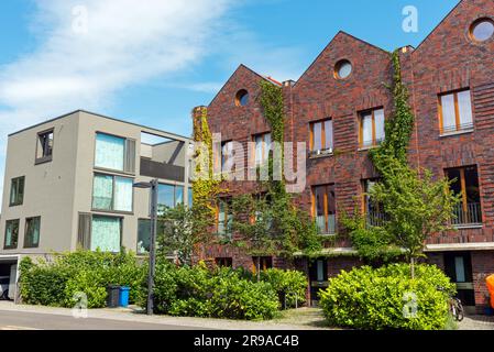 Moderne Häuser aus Ziegeln und Beton, wie man sie in Berlin sieht Stockfoto