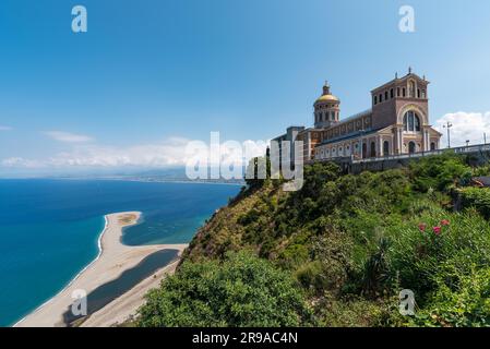 Das Heiligtum von Tindari mit Strand in Sizilien, Italien Stockfoto