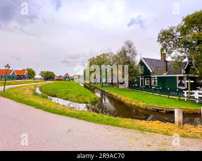 Zaanse Schans ist ein Viertel von Zaandam, nahe Zaandijk, Niederlande, berühmt für seine Sammlung gut erhaltener historischer Windmühlen und Häuser. Stockfoto