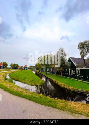 Zaanse Schans ist ein Viertel von Zaandam, nahe Zaandijk, Niederlande, berühmt für seine Sammlung gut erhaltener historischer Windmühlen und Häuser. Stockfoto
