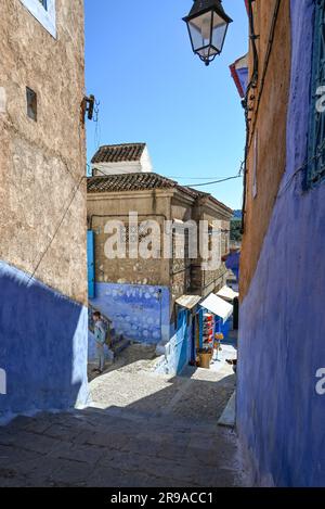 Im Inneren der Medina gibt es keine Autos, alle Treppen und Kopfsteinpflaster in der antiken blauen Stadt Chefchaouen, Marokko Stockfoto