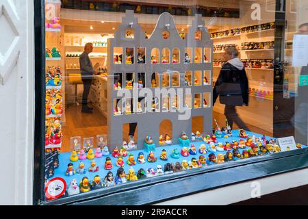 Amsterdam, NL - 10. Okt 2021: Verschiedene Entenspielzeuge, die in einem Spielzeugladen in Amsterdam, Niederlande, verkauft werden. Stockfoto