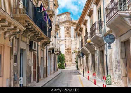 Kleine Gasse in der Altstadt von Scicli in Sizilien Stockfoto