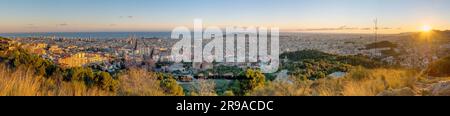 Panoramablick über Barcelona von Tibidabo bei Sonnenuntergang Stockfoto