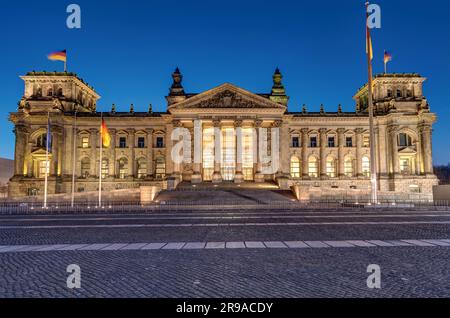 Der berühmte Reichstag in Berlin bei Nacht Stockfoto