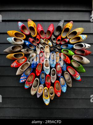 Traditionelle holländische Clogs, Holzschuhe, eines der bedeutendsten Symbole der Niederlande. Stockfoto