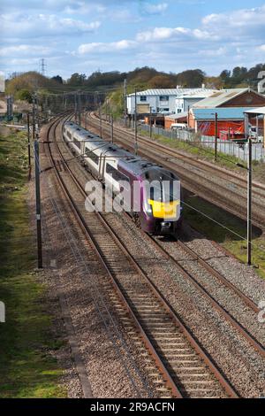 East Midlands Eisenbahn Klasse 180 Dieselzug auf der elektrifizierten 4 Gleise Midland Mainline vorbei an Ampthill, Bedfordshire Stockfoto