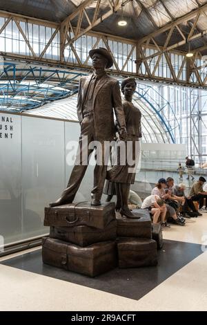 Das National Windrush Monument des Bildhauers Basil Watson erinnert an britische westindische Einwanderer, die in Großbritannien ankommen. London Waterloo, England Stockfoto