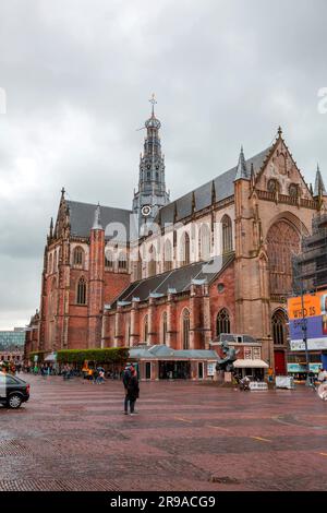 Amsterdam, Niederlande - 14. Oktober 2021: Grote Kerk oder St. Bavokerk ist eine reformierte protestantische Kirche und ehemalige katholische Kathedrale Stockfoto