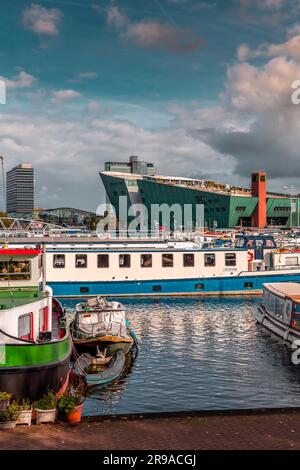 Amsterdam, NL - 11. Okt 2021: DAS NEMO Science Museum ist ein Wissenschaftszentrum in Amsterdam, NL. Es umfasst fünf Stockwerke mit praktischen Wissenschaftsausstellungen und ist Stockfoto