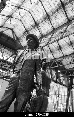 Schwarzweißbild des National Windrush Monument vom Bildhauer Basil Watson, gedenkt an britische westindische Einwanderer, die in Großbritannien ankommen Stockfoto