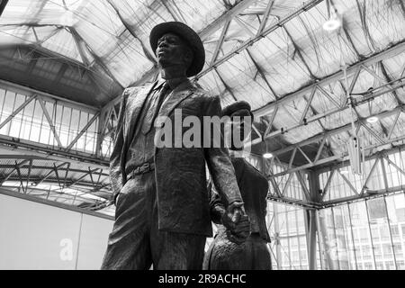 Schwarzweißbild des National Windrush Monument vom Bildhauer Basil Watson, gedenkt an britische westindische Einwanderer, die in Großbritannien ankommen Stockfoto