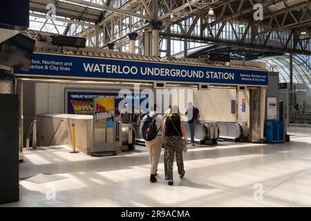 Leute, die an einem Sommertag vom Bahnhof Waterloo aus in den Eingang der U-Bahn-Station Waterloo ein- und ausgehen. London, England Stockfoto