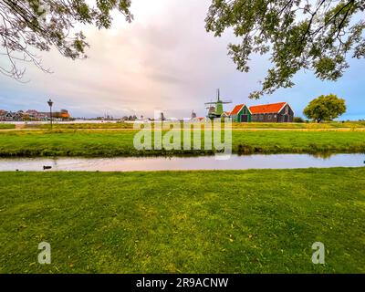 Zaanse Schans ist ein Viertel von Zaandam, nahe Zaandijk, Niederlande, berühmt für seine Sammlung gut erhaltener historischer Windmühlen und Häuser. Stockfoto