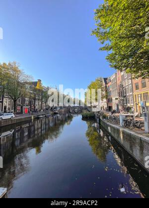 Delft, Niederlande - 15. Oktober 2021: Blick auf die Straße und eine Szene von den Kanälen in Delft, einer wunderschönen Kleinstadt in den Niederlanden. Stockfoto